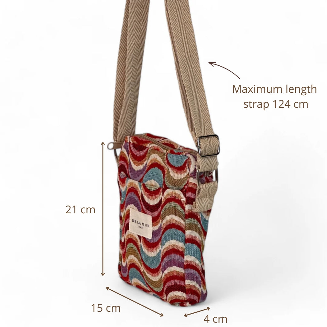 Bolso Queen, estampado en marrón, rojo, beige, detalle del estampado y el material — De La Mur