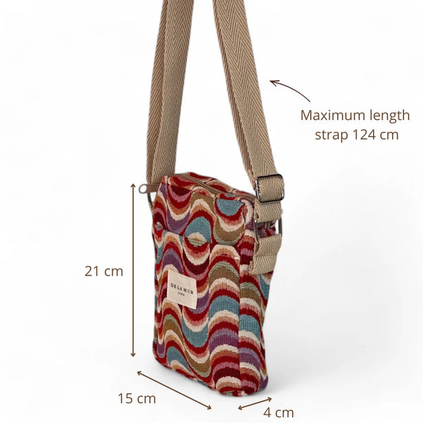 Bolso Queen, estampado en marrón, rojo, beige, detalle del estampado y el material — De La Mur