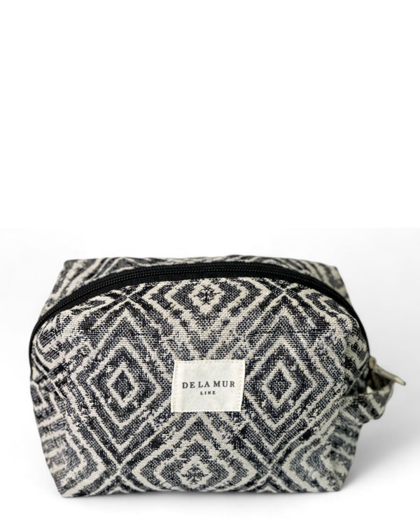 Neceser mediano Ria, estampado en gris, negro, blanco, vista frontal — De La Mur