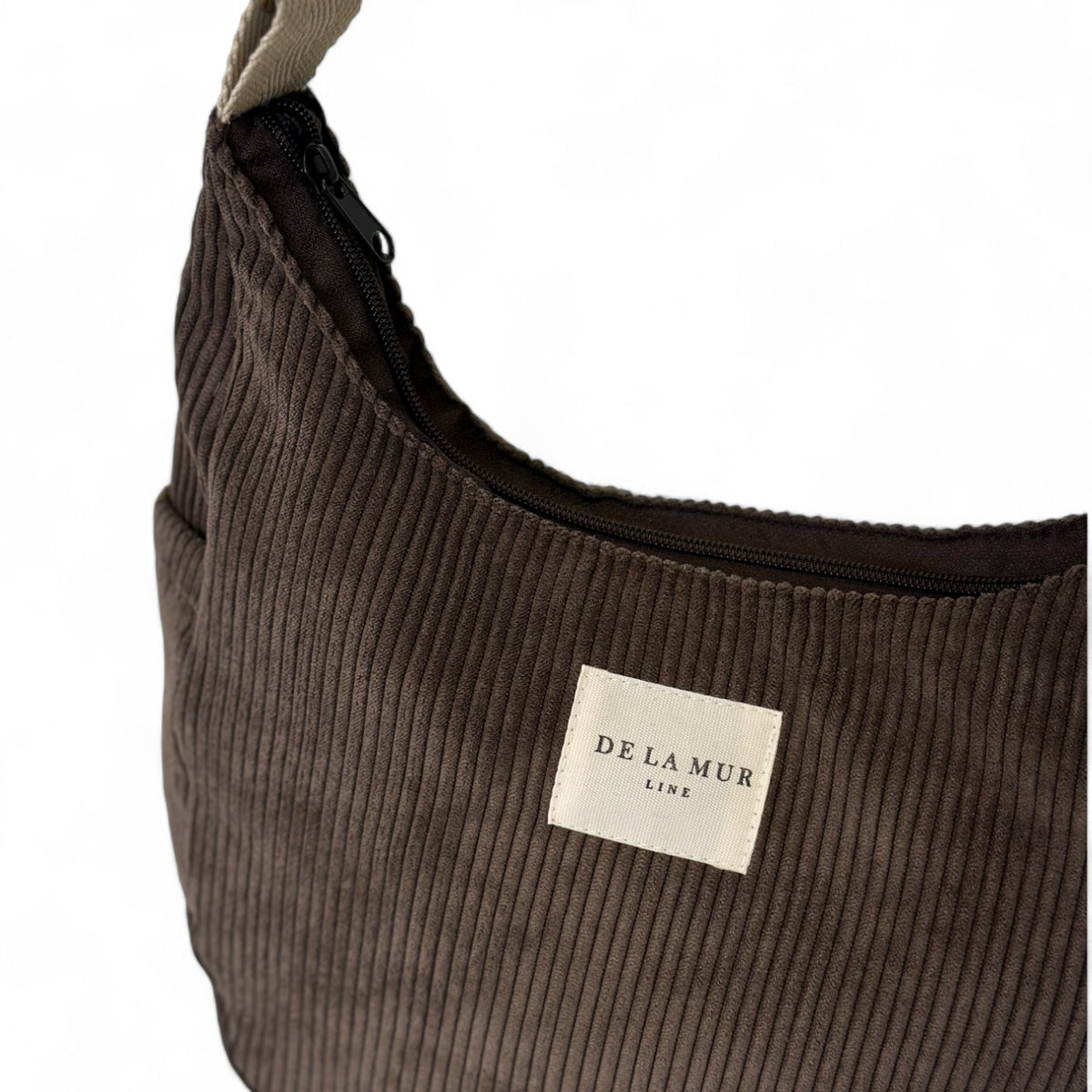Bolso Xoc, estampado en rojo, marrón, negro, detalle del estampado y el material — De La Mur