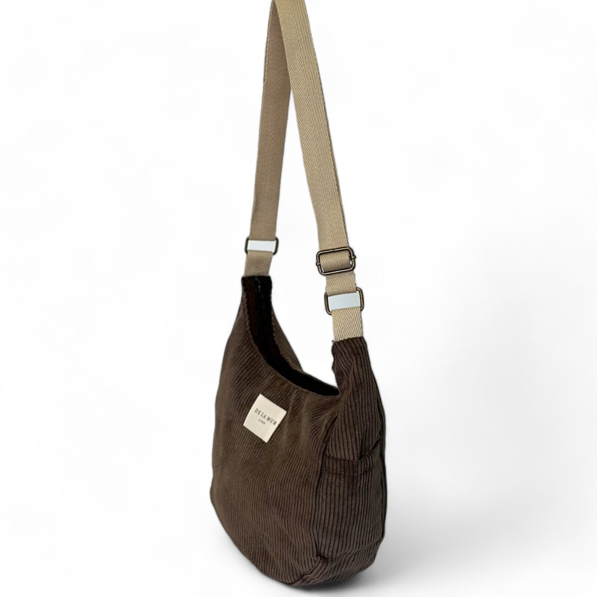 Bolso Xoc, estampado en rojo, marrón, negro, vista en uso — De La Mur