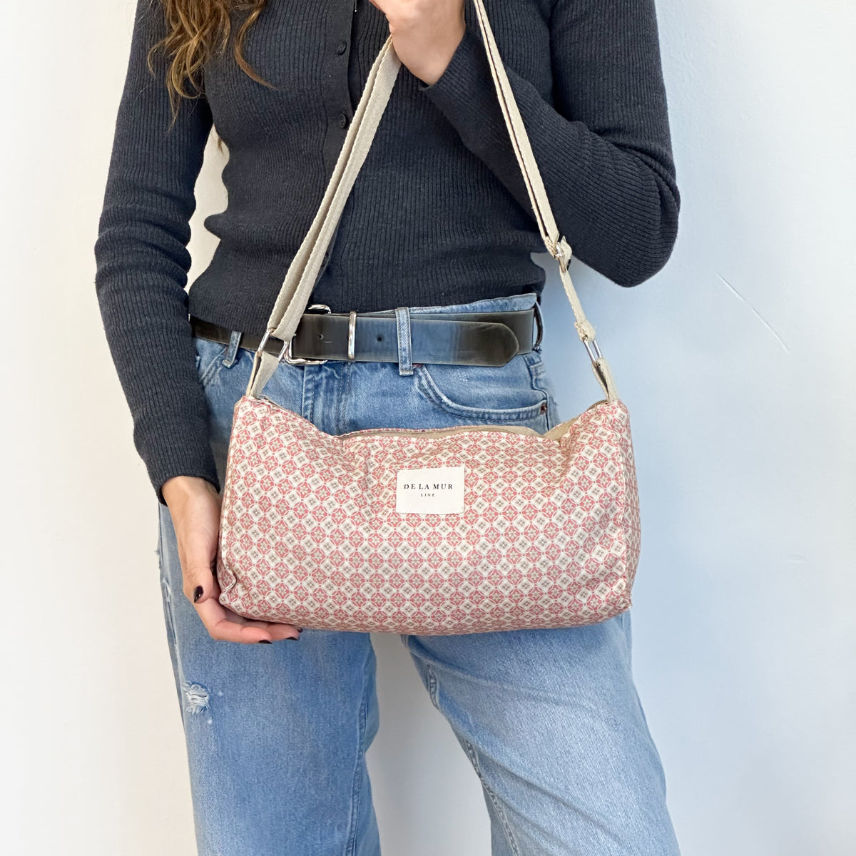 Bolso Gale, estampado en beige, negro, blanco, detalle del estampado y el material — De La Mur
