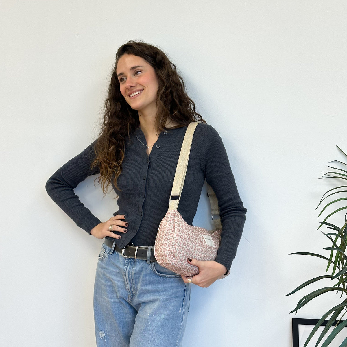 Bolso Gale, estampado en beige, negro, blanco, vista en uso — De La Mur