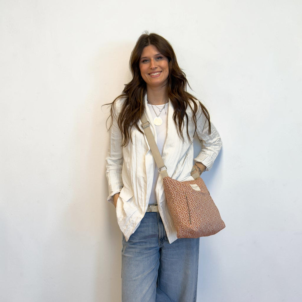 Bolso Blum, estampado en beige, blanco, naranja, vista en uso — De La Mur