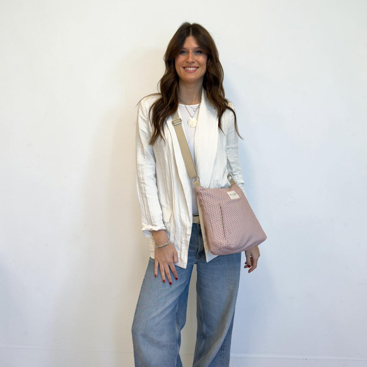 Bolso Koma, estampado en beige, blanco, terracota, vista en uso — De La Mur
