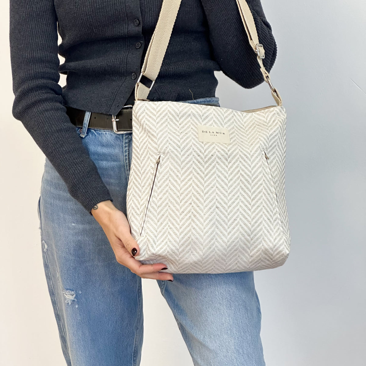 Bolso Rafi, estampado en negro, beige, gris, detalle del estampado y el material — De La Mur