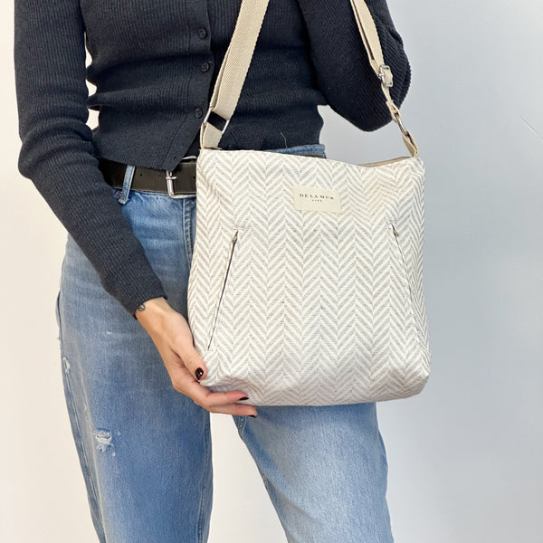 Bolso Rafi, estampado en negro, beige, gris, detalle del estampado y el material — De La Mur