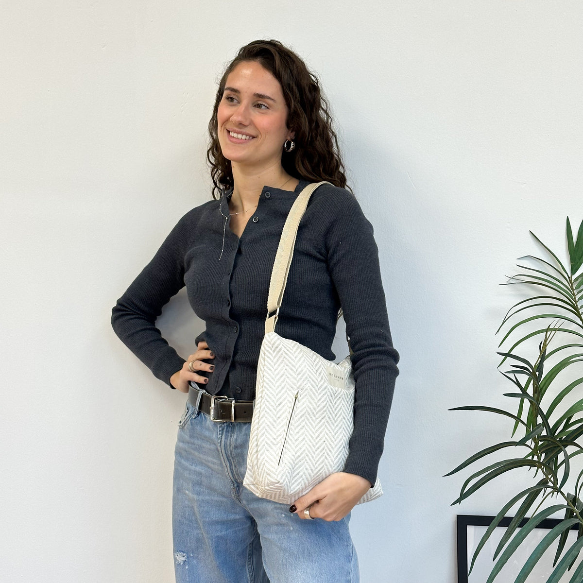 Bolso Rafi, estampado en negro, beige, gris, vista en uso — De La Mur