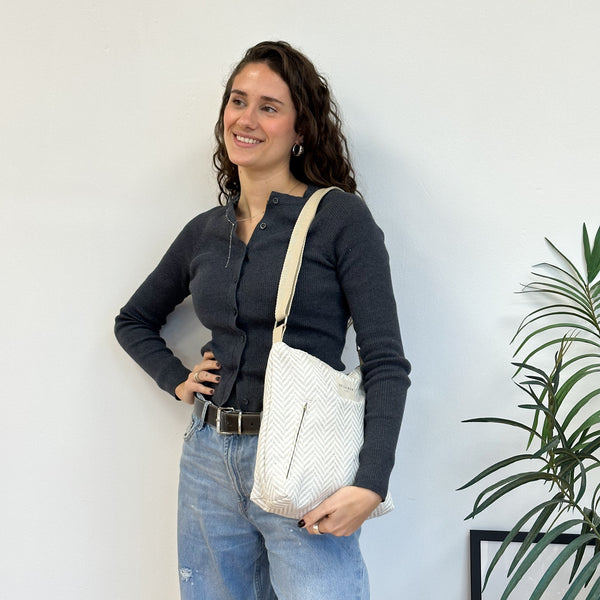 Bolso Rafi, estampado en negro, beige, gris, vista en uso — De La Mur