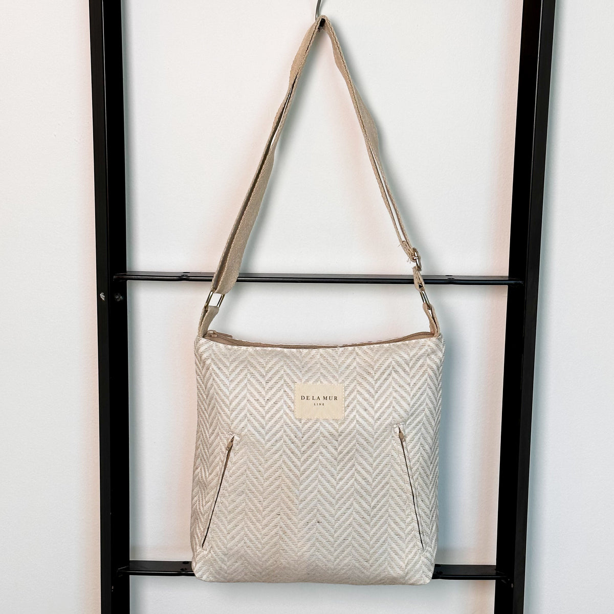 Bolso Rafi, estampado en negro, beige, gris, vista frontal — De La Mur