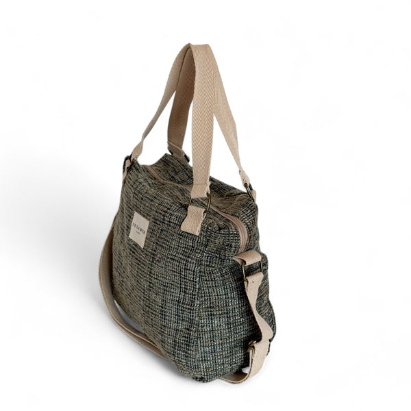 Bolso Musa, estampado en gris, amarillo, beige, vista en uso — De La Mur