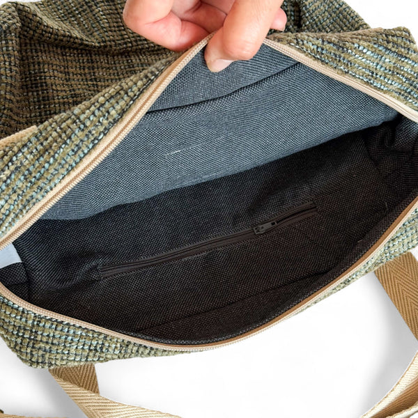 Bolso Musa, estampado en gris, amarillo, beige, detalle del material y el acabado — De La Mur