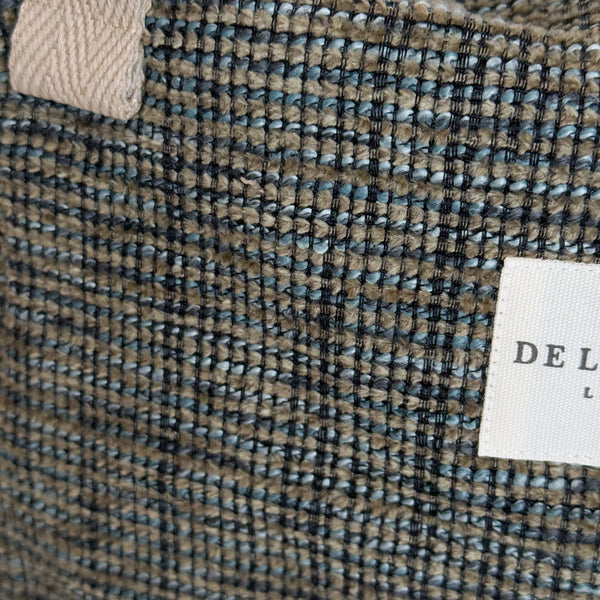 Bolso Musa, estampado en gris, amarillo, beige, detalle del estampado y el material — De La Mur