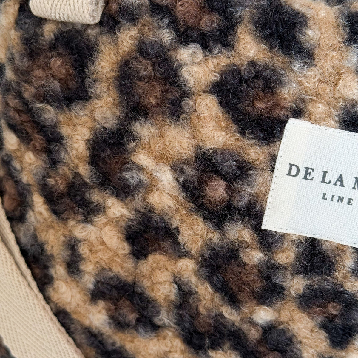Bolso Pardo con estampado Pardo, detalle del estampado y el material — De La Mur