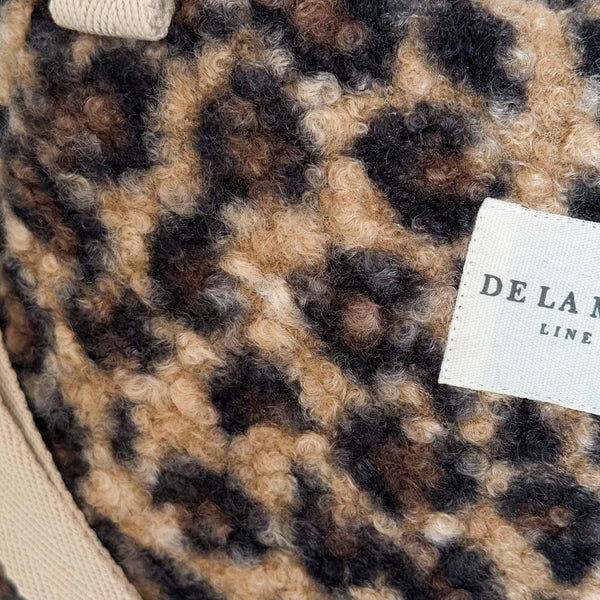 Bolso Pardo con estampado Pardo, detalle del estampado y el material — De La Mur