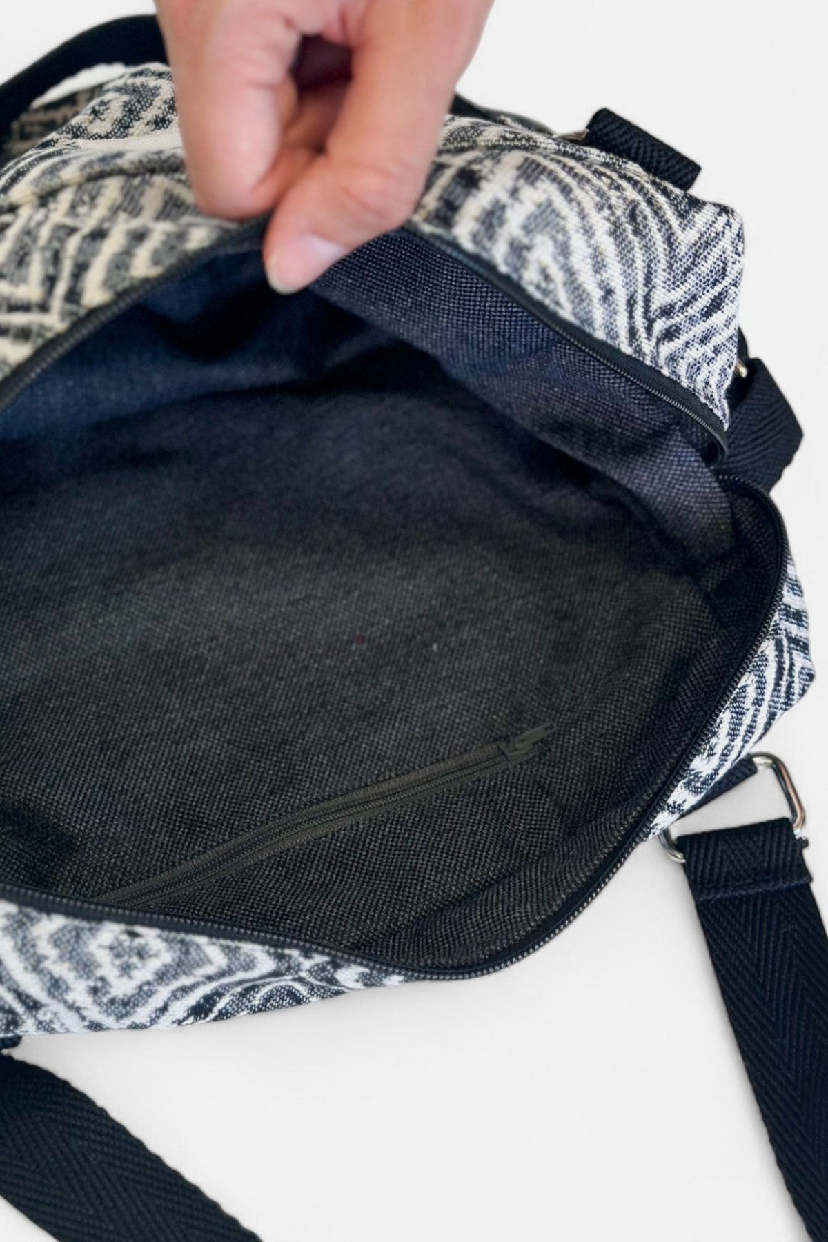 Bolso Ria, estampado en gris, negro, blanco, detalle del material y el acabado — De La Mur