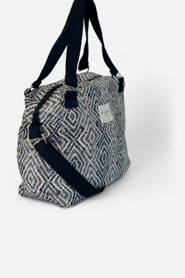 Bolso Ria, estampado en gris, negro, blanco, vista en uso — De La Mur