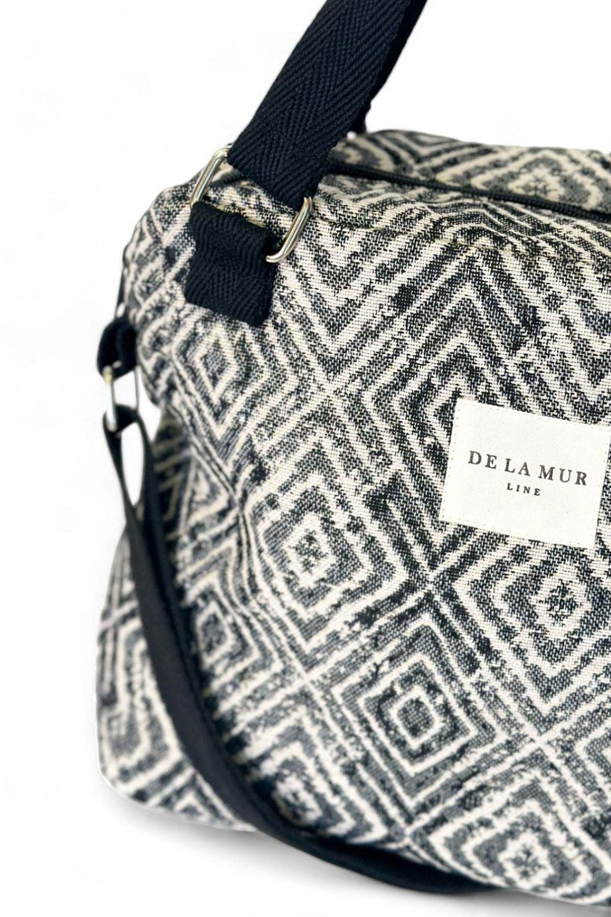 Bolso Ria, estampado en gris, negro, blanco, detalle del estampado y el material — De La Mur