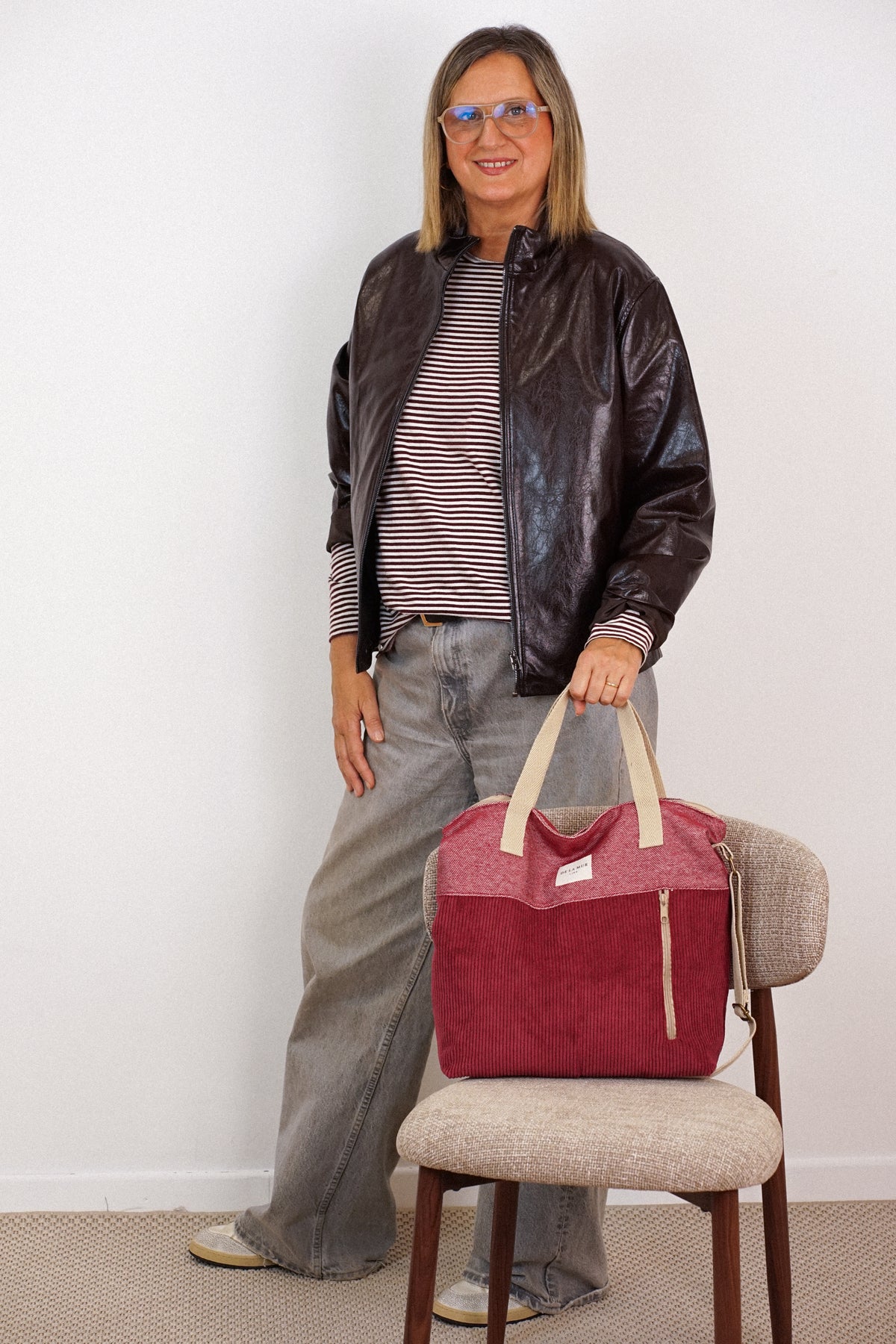 Bolso Arde, estampado en rojo, beige, gris, vista frontal — De La Mur