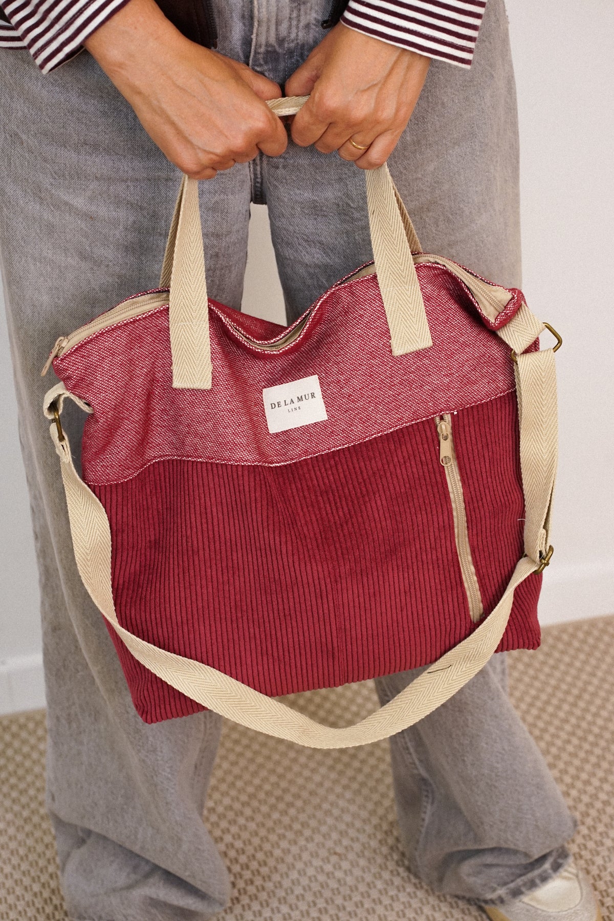 Bolso Arde, estampado en rojo, beige, gris, vista en uso — De La Mur