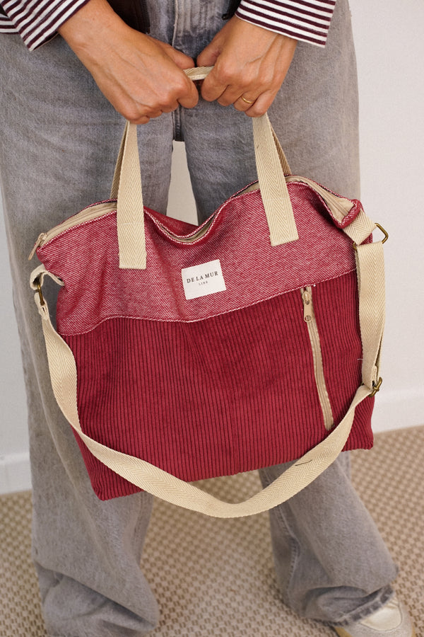 Bolso Arde, estampado en rojo, beige, gris, vista en uso — De La Mur