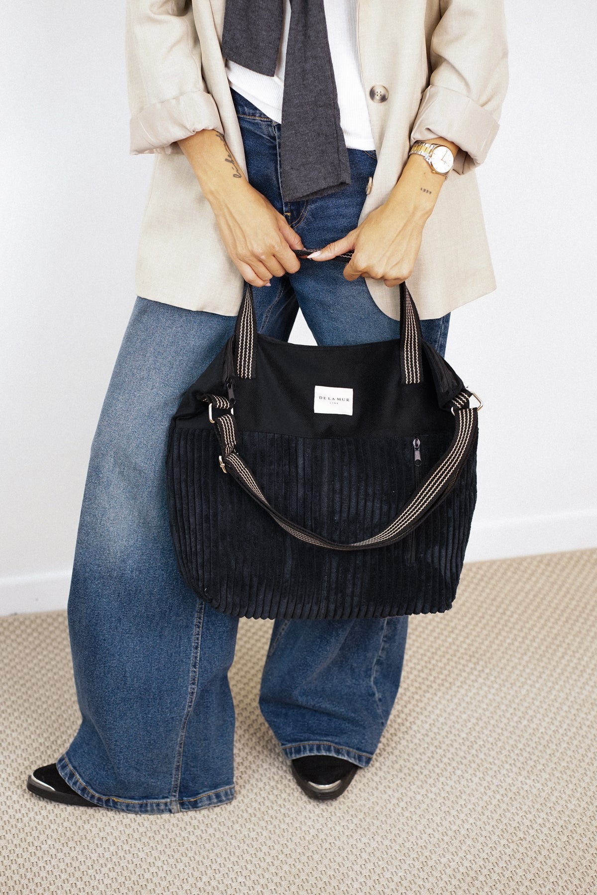 Bolso Curly, estampado en blanco, negro, beige, detalle del estampado y el material — De La Mur