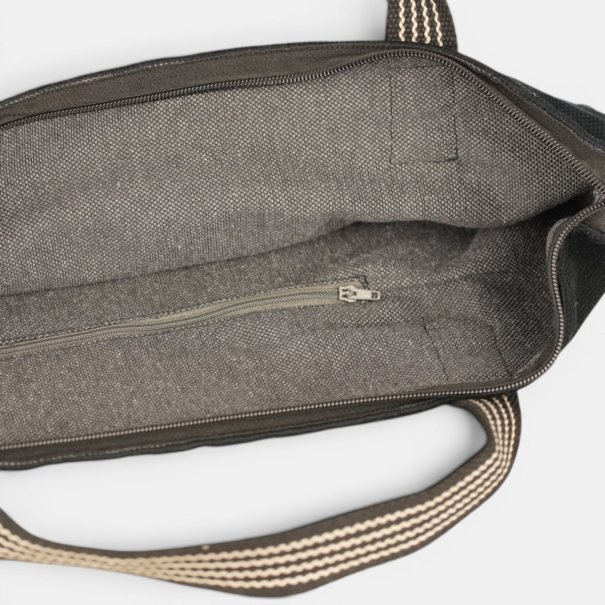 Bolso Curly, estampado en blanco, negro, beige, detalle del producto — De La Mur