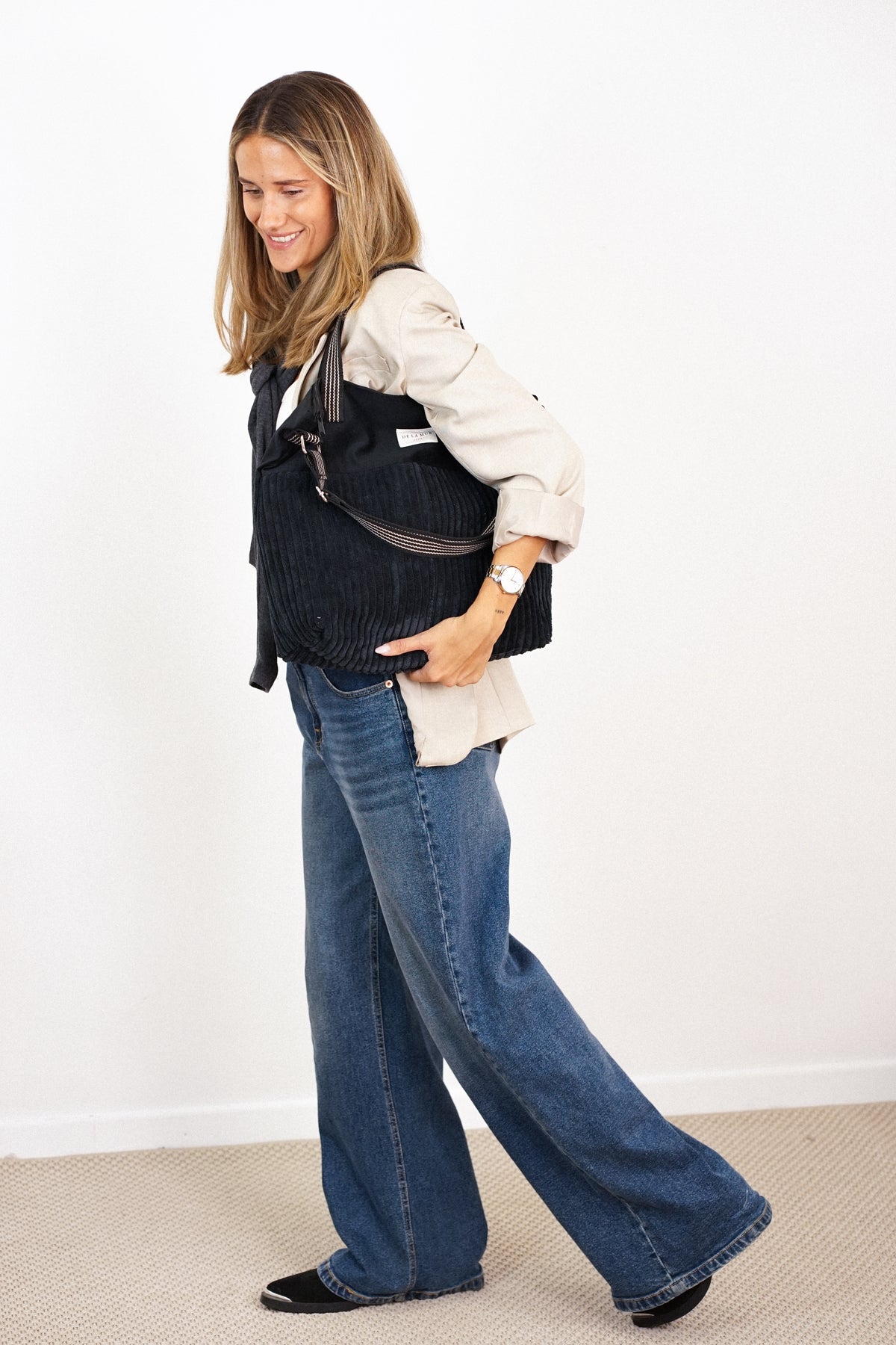 Bolso Curly, estampado en blanco, negro, beige, vista en uso — De La Mur