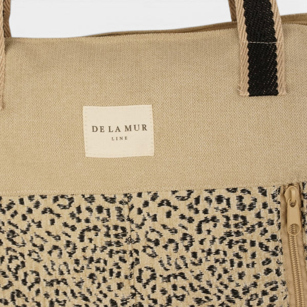 Bolso Koto, estampado en negro, blanco, beige, detalle del producto — De La Mur