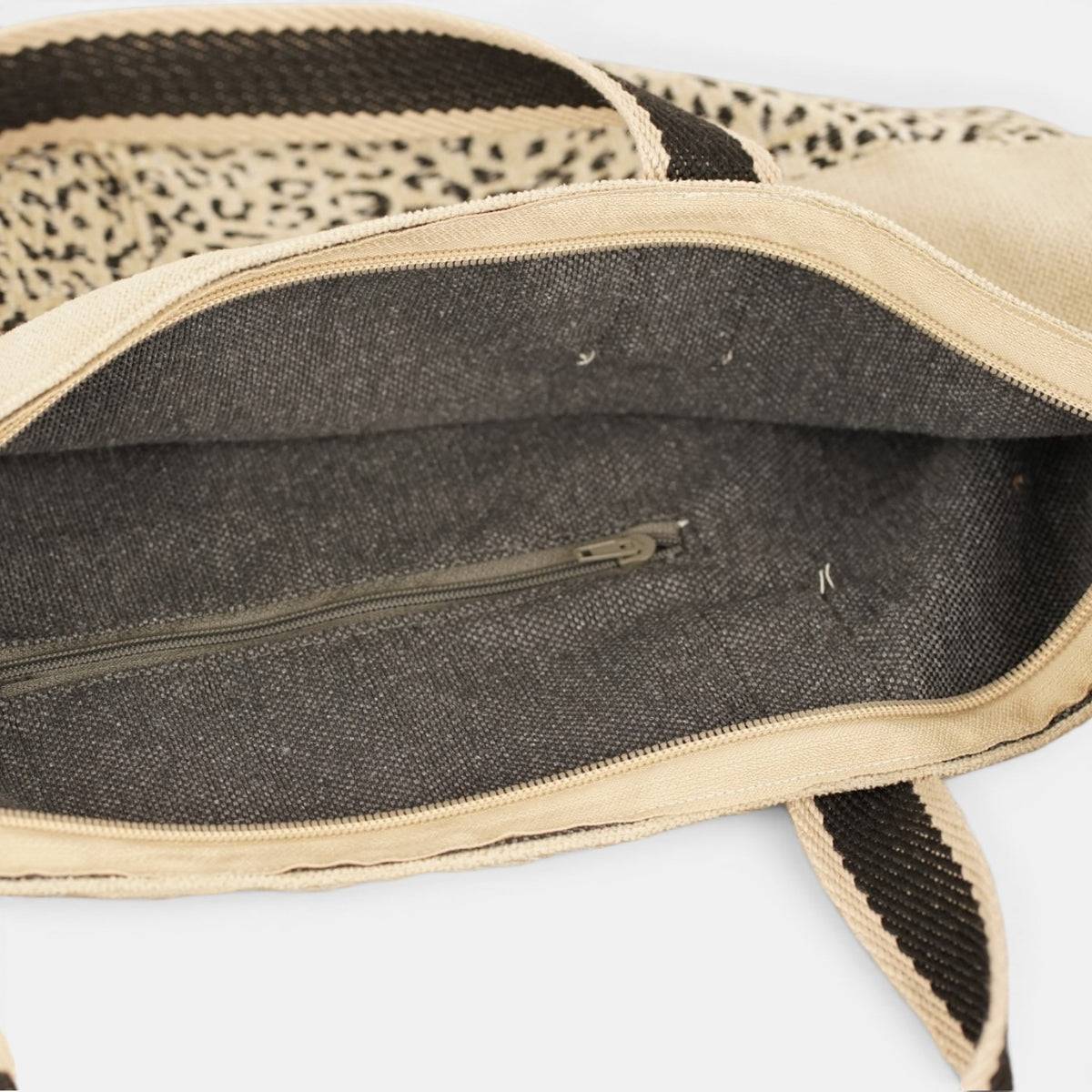 Bolso Koto, estampado en negro, blanco, beige, detalle del producto — De La Mur
