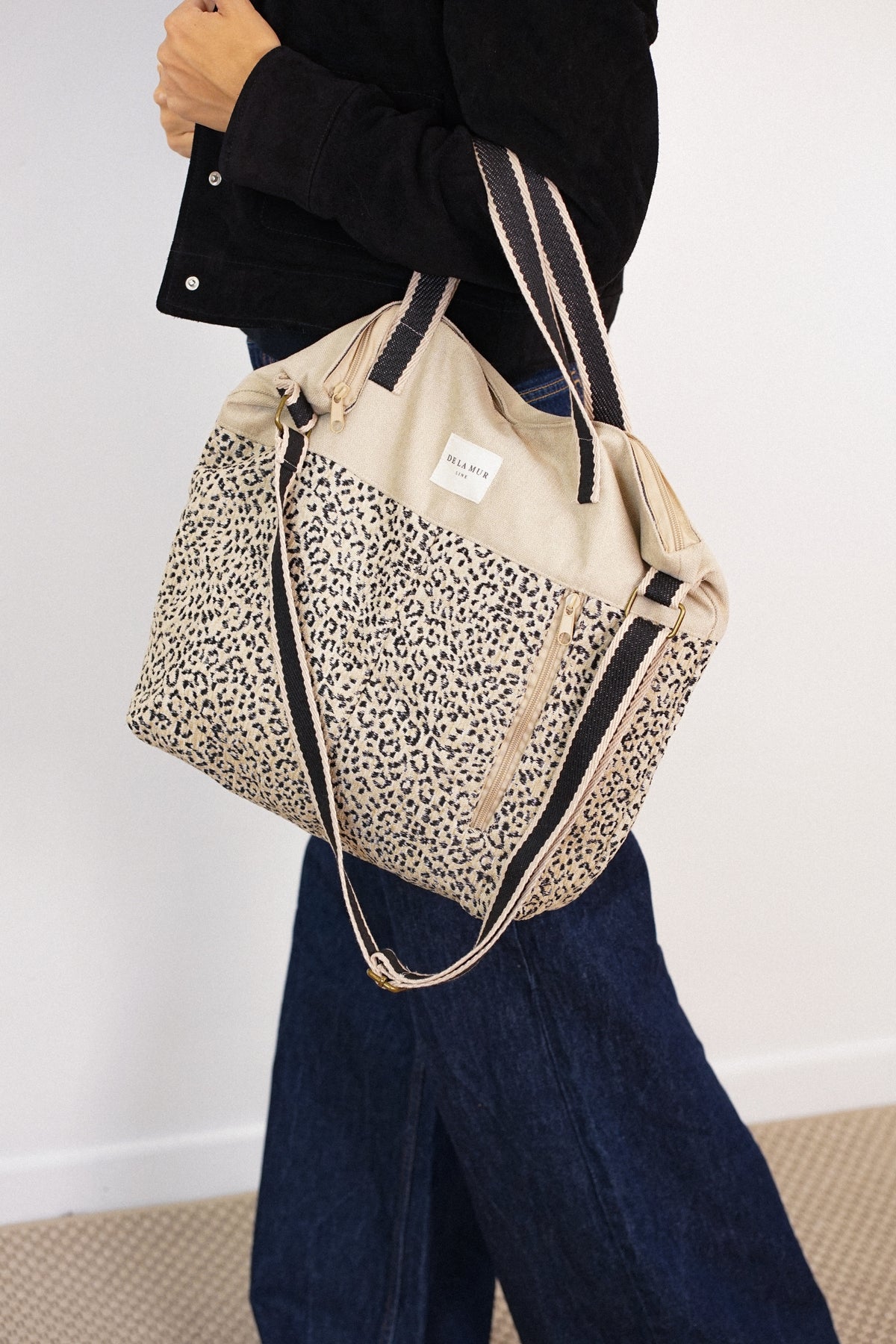 Bolso Koto, estampado en negro, blanco, beige, vista en uso — De La Mur