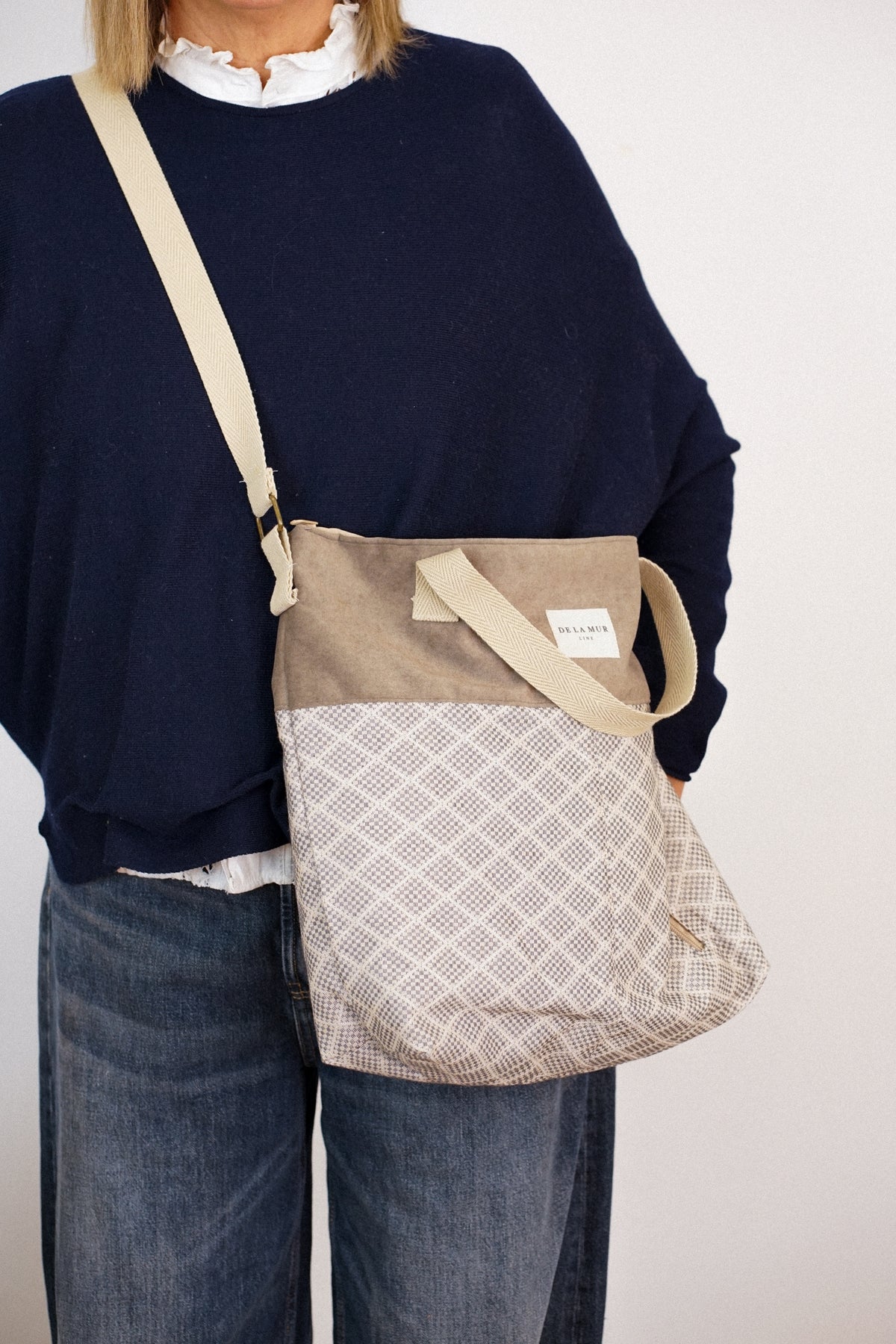 Bolso Pant, estampado en beige, negro, azul, vista en uso — De La Mur