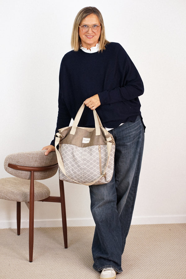 Bolso Pant, estampado en beige, negro, azul, vista frontal — De La Mur