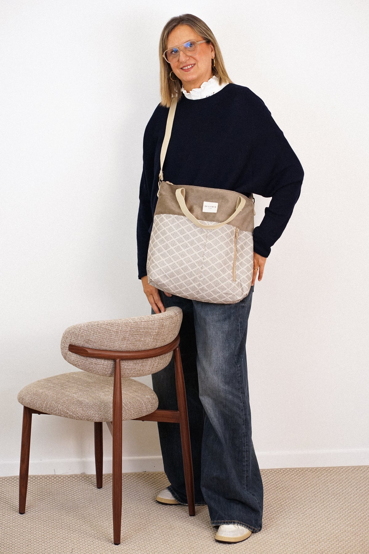 Bolso Pant, estampado en beige, negro, azul, detalle del estampado y el material — De La Mur