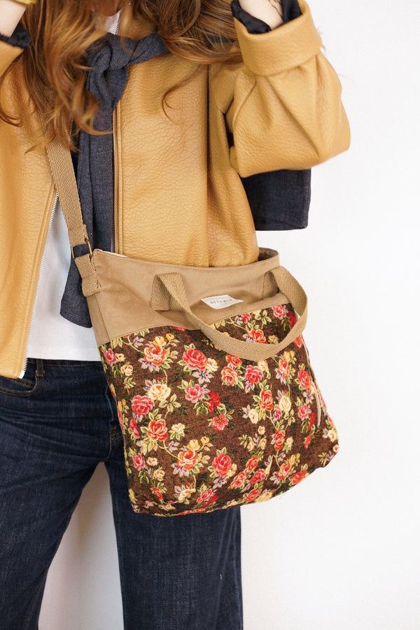 Bolso Pepi, estampado en naranja, terracota, negro, vista en uso — De La Mur