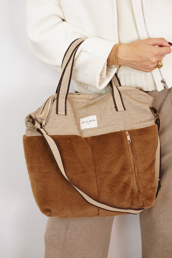 Bolso Pile, estampado en beige, blanco, terracota, vista en uso — De La Mur
