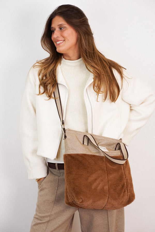Bolso Pile, estampado en beige, blanco, terracota, detalle del estampado y el material — De La Mur