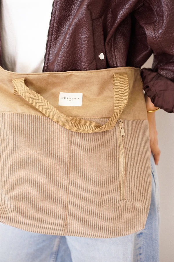 Bolso Toast, estampado en blanco, rojo, azul, vista en uso — De La Mur