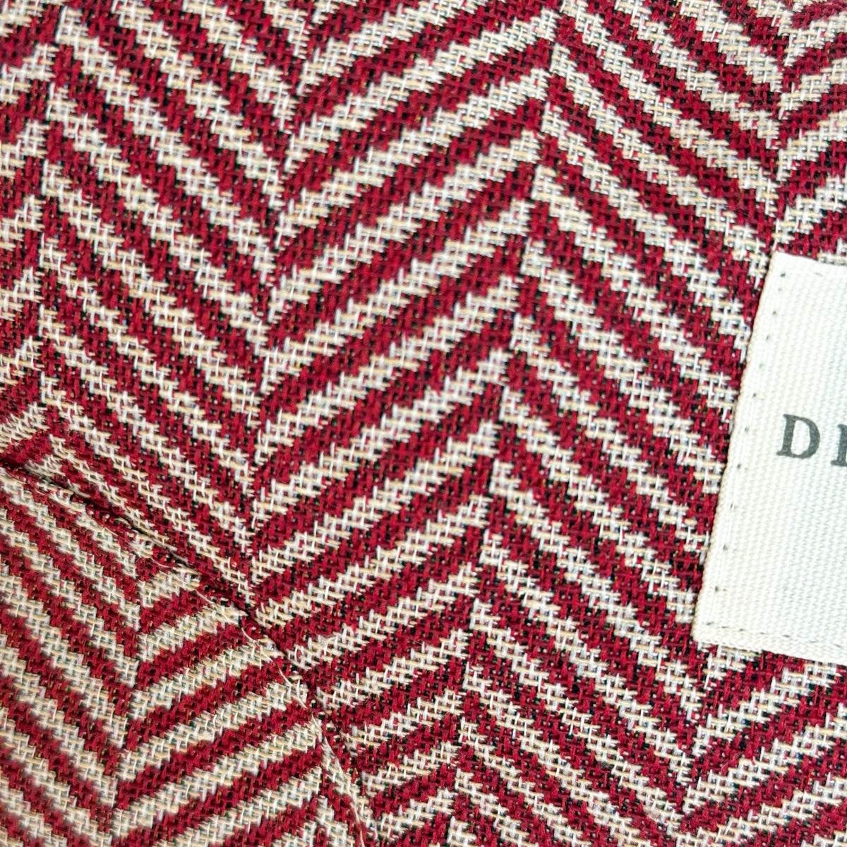 Bolso Dubai, estampado en rojo, gris, marrón, detalle del estampado y el material — De La Mur