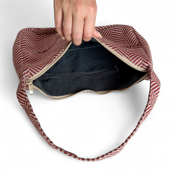 Bolso Dubai, estampado en rojo, gris, marrón, detalle del material y el acabado — De La Mur