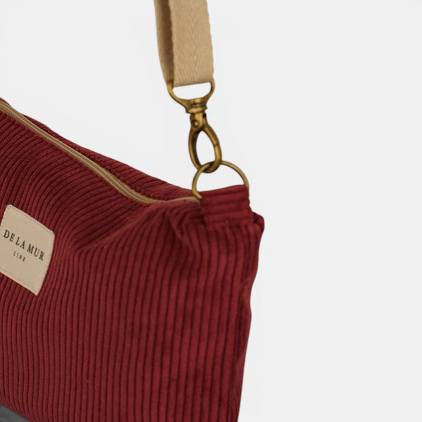 Bolso clutch Arde, estampado en rojo, negro, blanco, detalle del producto — De La Mur