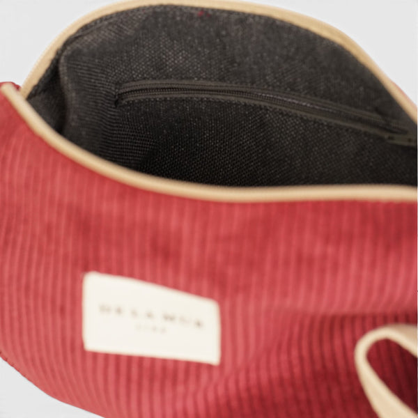 Bolso clutch Arde, estampado en rojo, negro, blanco, detalle del producto — De La Mur