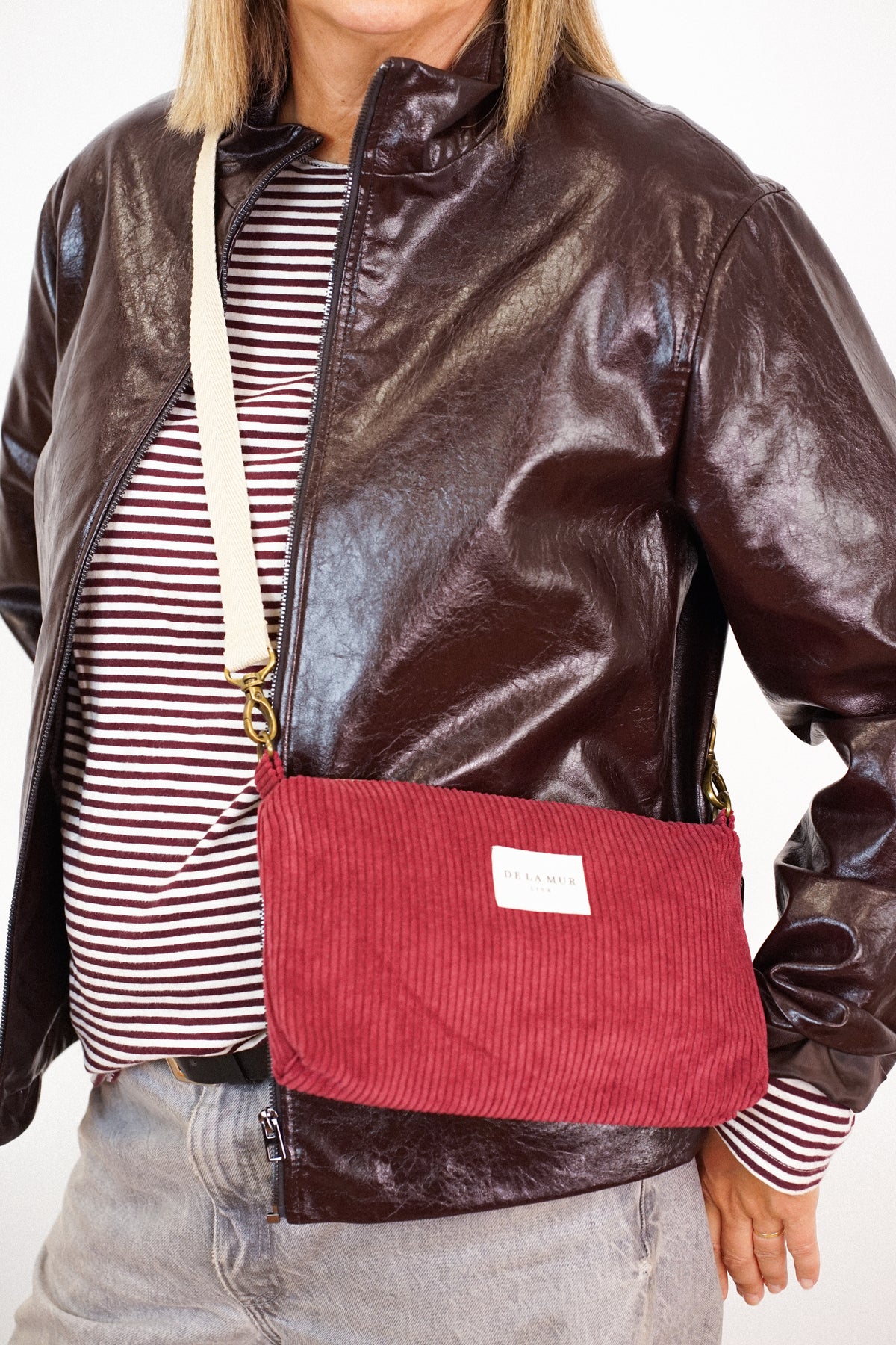 Bolso clutch Arde, estampado en rojo, negro, blanco, vista en uso — De La Mur