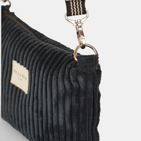 Bolso clutch Curly, estampado en beige, azul, negro, detalle del producto — De La Mur