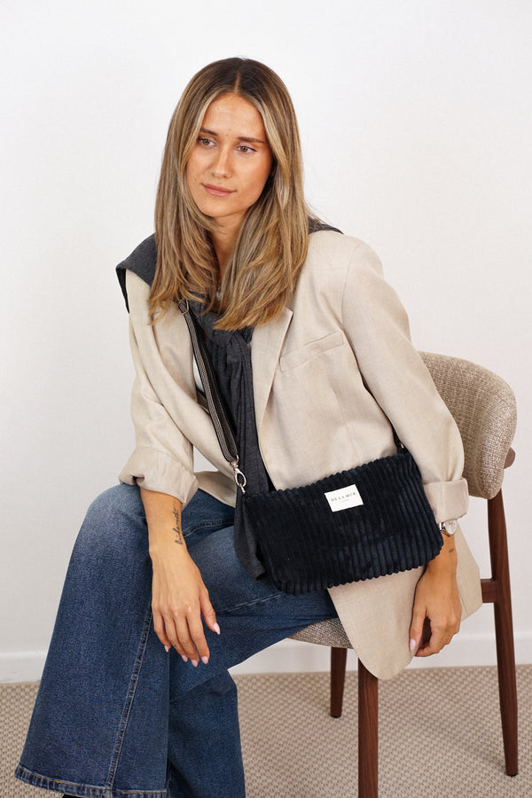 Bolso clutch Curly, estampado en beige, azul, negro, vista frontal — De La Mur