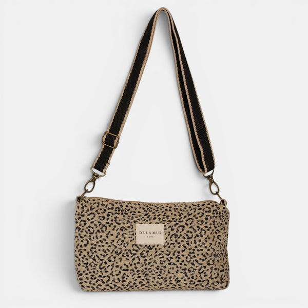 Bolso clutch Koto, estampado en blanco, negro, azul, detalle del estampado y el material — De La Mur