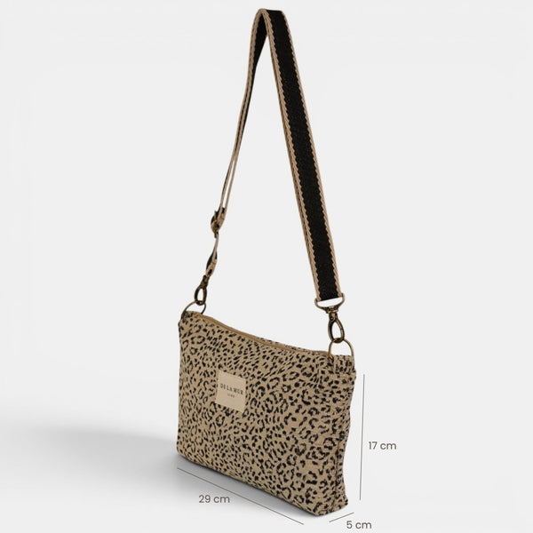 Bolso clutch Koto, estampado en blanco, negro, azul, detalle del material y el acabado — De La Mur