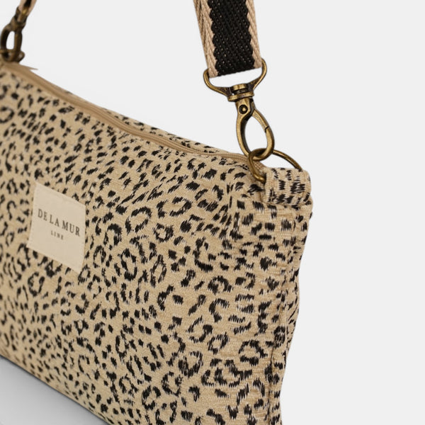 Bolso clutch Koto, estampado en blanco, negro, azul, detalle del producto — De La Mur