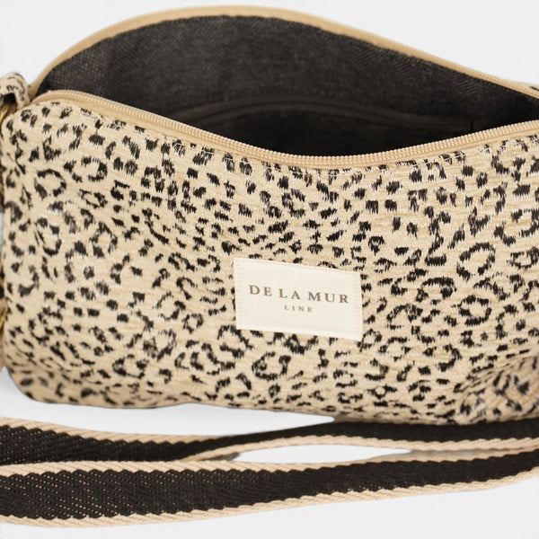 Bolso clutch Koto, estampado en blanco, negro, azul, detalle del producto — De La Mur