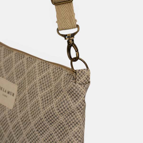 Bolso clutch Pant, estampado en negro, azul, blanco, detalle del producto — De La Mur